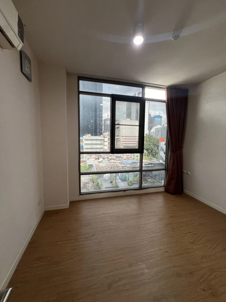 For sale: Siamese Surawong, 2 bedrooms, empty room, airy, spacious, comfortable, interested in owning, hurry and reserve now, don't miss out.