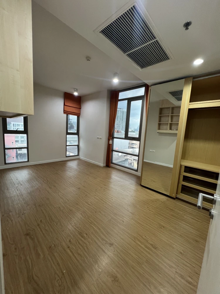 For sale: Siamese Surawong, 2 bedrooms, empty room, airy, spacious, comfortable, interested in owning, hurry and reserve now, don't miss out.