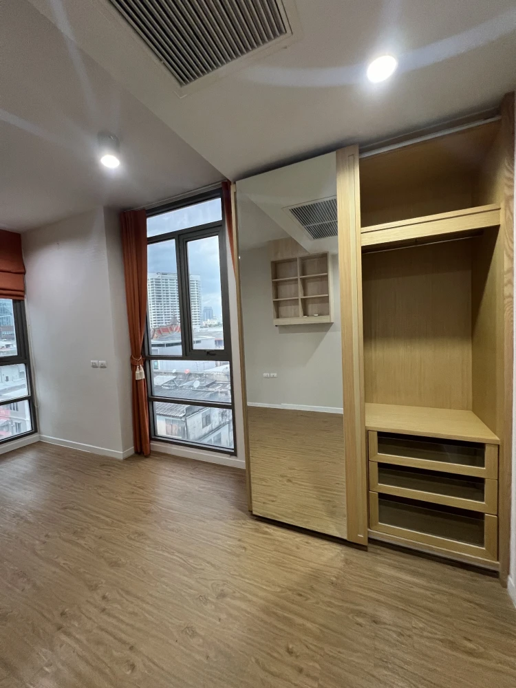 For sale: Siamese Surawong, 2 bedrooms, empty room, airy, spacious, comfortable, interested in owning, hurry and reserve now, don't miss out.