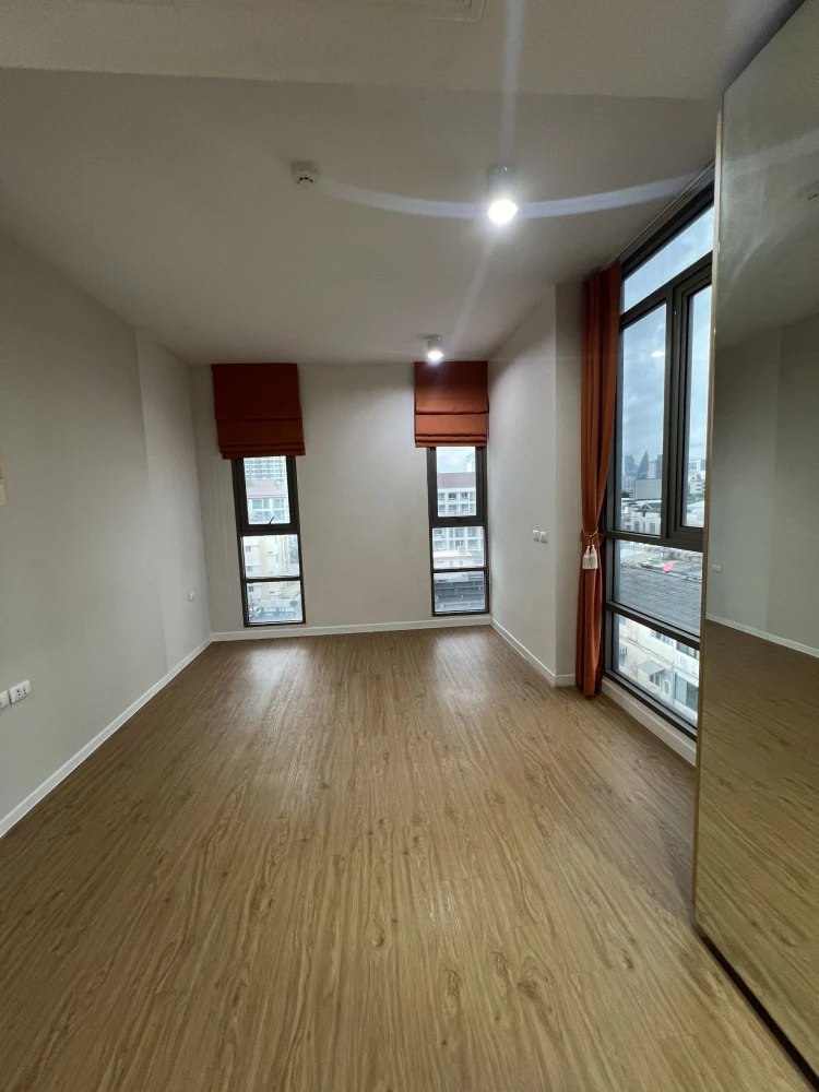 For sale: Siamese Surawong, 2 bedrooms, empty room, airy, spacious, comfortable, interested in owning, hurry and reserve now, don't miss out.