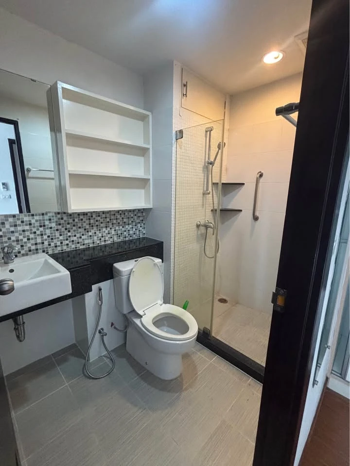 For sale: Diamond Sukhumvit, 10th floor, corner unit, very quiet and private, lots of usable space, don't miss out!