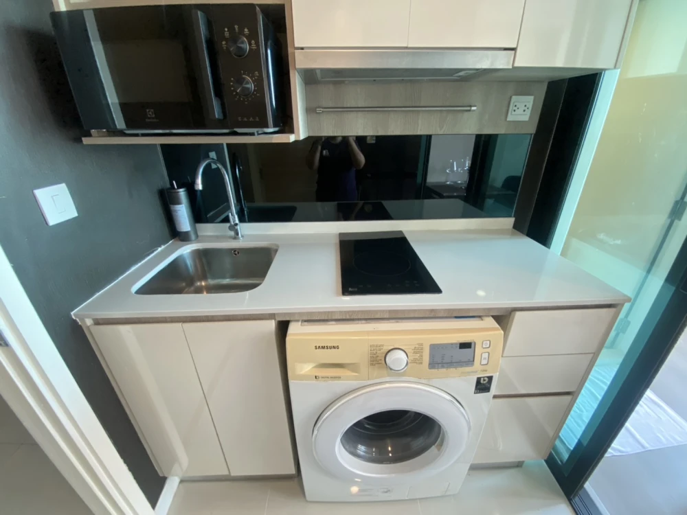 For sale: Knightsbridge Tiwanon Duplex Room with mezzanine, very high floor, quiet corner room, don't miss out if you book.