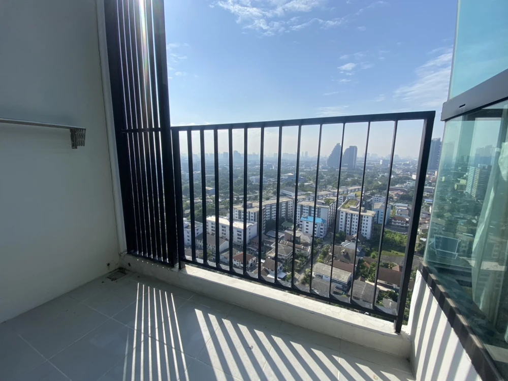 For sale: Knightsbridge Tiwanon Duplex Room with mezzanine, very high floor, quiet corner room, don't miss out if you book.