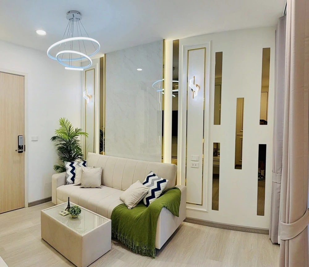 For sale: Knightsbridge Sky River Ocean, beautifully decorated with built-in furniture throughout the room, with quality furniture. Book now, get it f