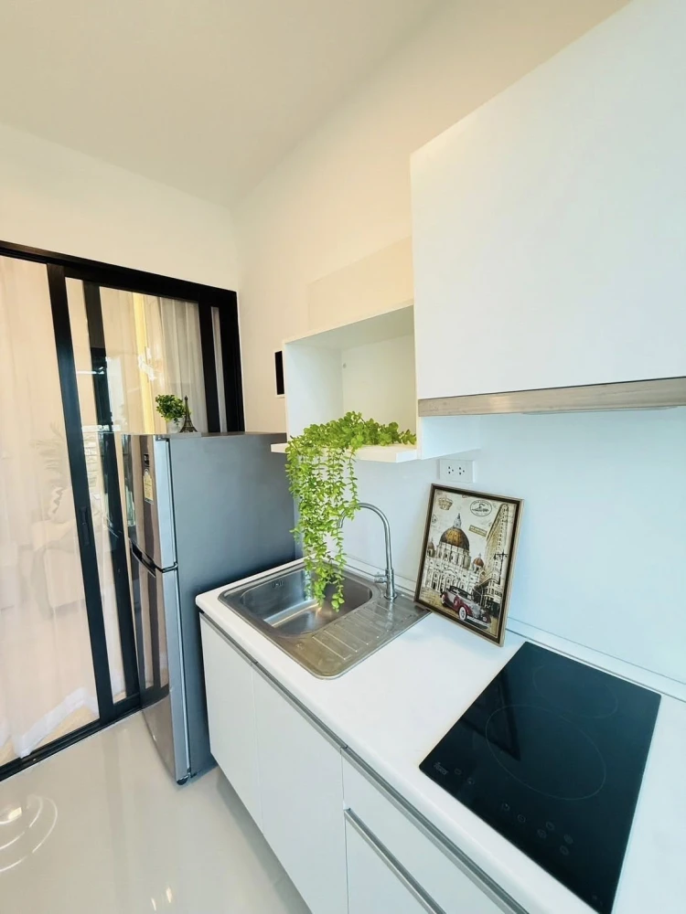 For sale: Knightsbridge Sky River Ocean, beautifully decorated with built-in furniture throughout the room, with quality furniture. Book now, get it f