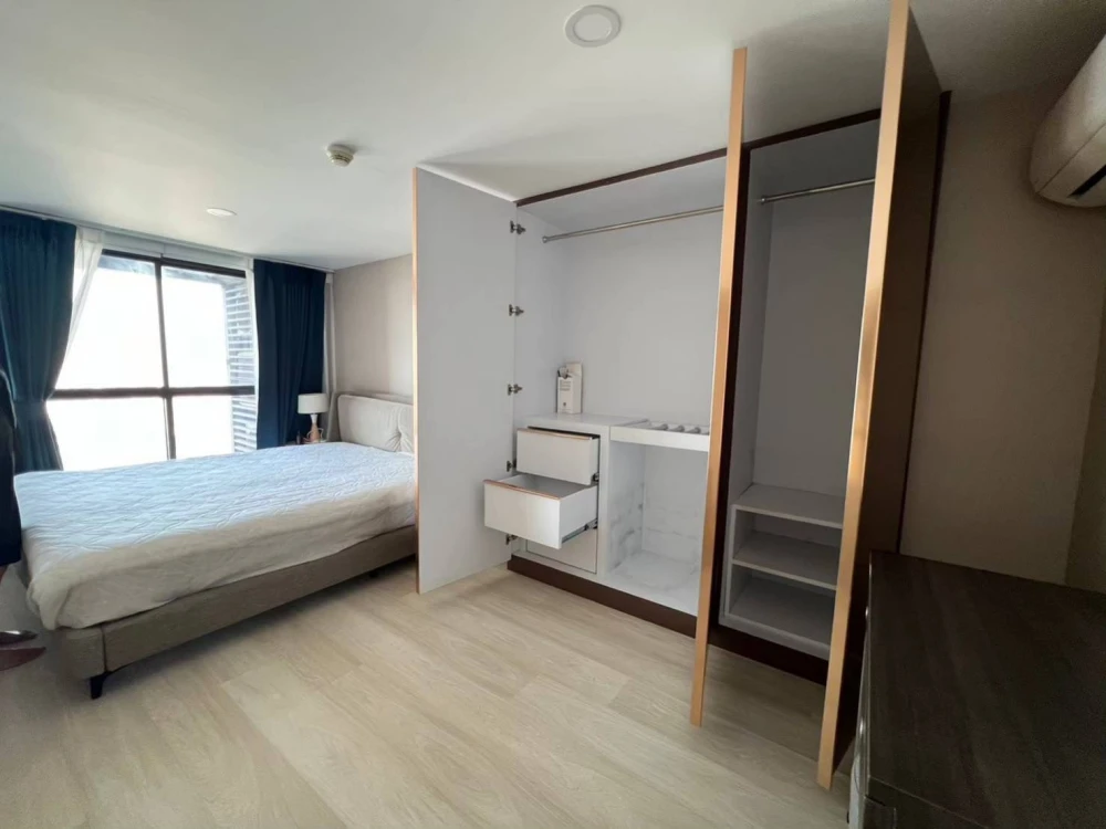 For sale: Knightsbridge Prime Sathorn. Spacious, high-floor unit with comfortable living space. Fully furnished with complete amenities. Book now befo