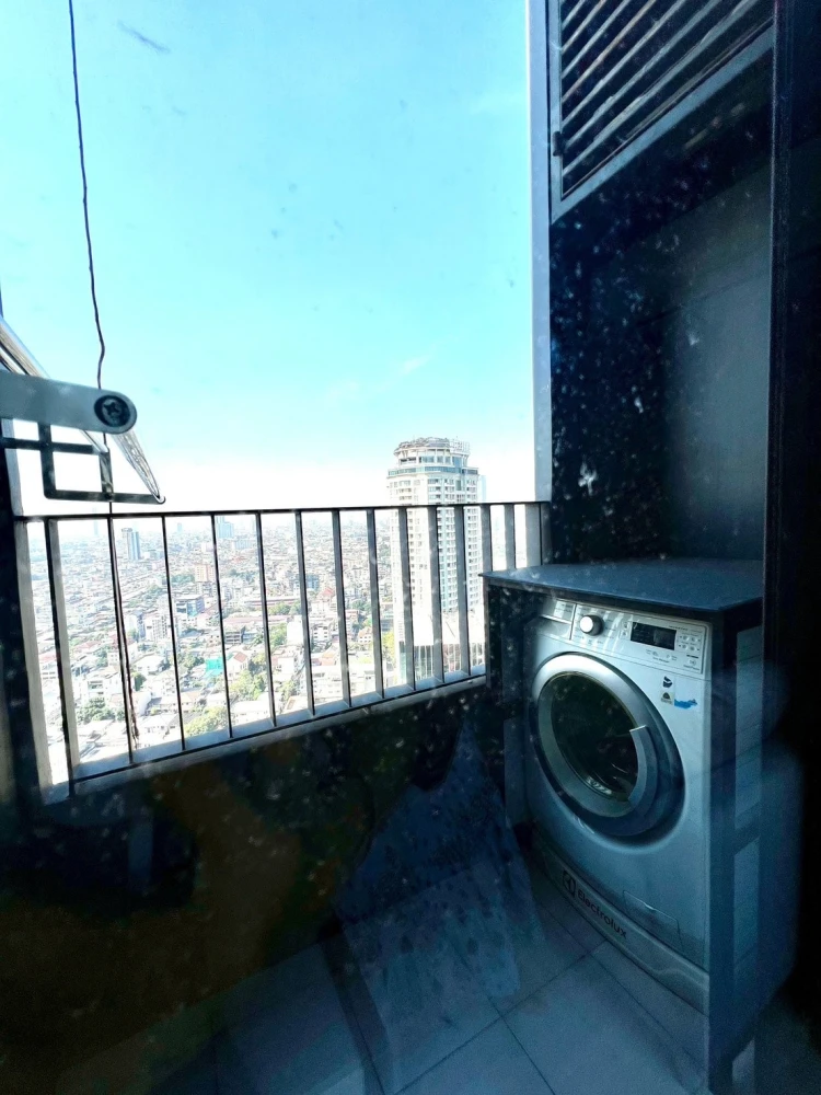 For sale: Knightsbridge Prime Sathorn. Spacious, high-floor unit with comfortable living space. Fully furnished with complete amenities. Book now befo