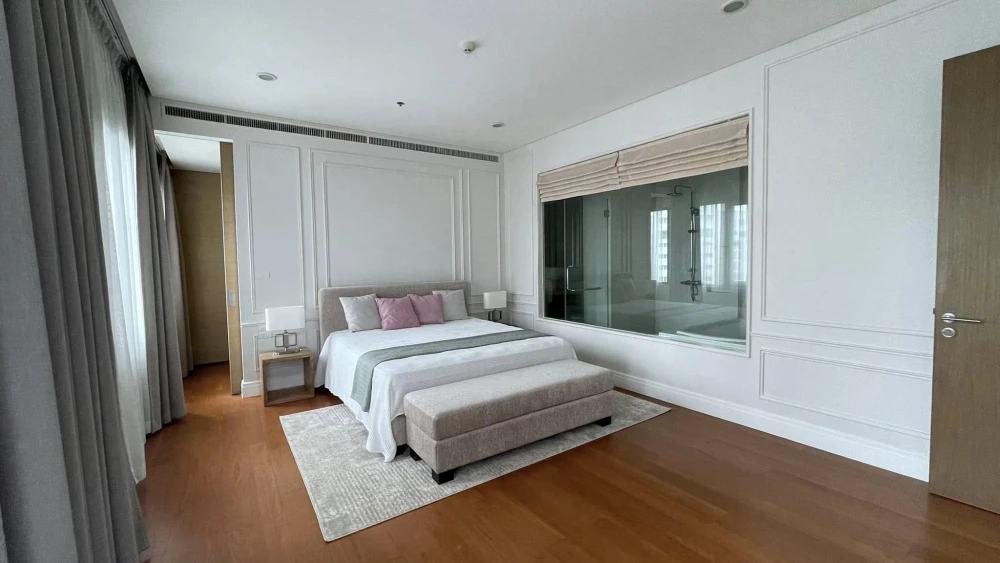For sale Bright Sukhumvit 24, 3 bedrooms, 3 bathrooms, corner room, sunset view, don't scroll past, reserve now.