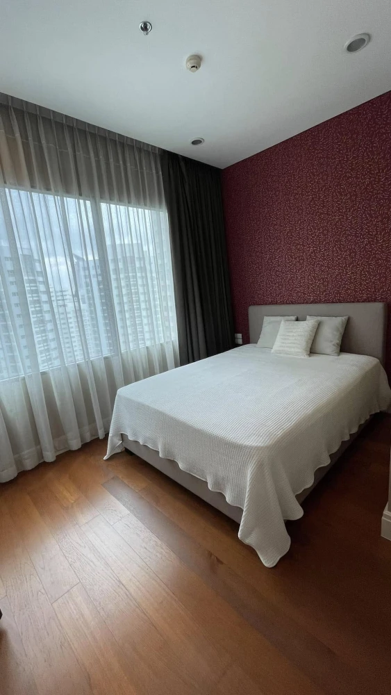 For sale Bright Sukhumvit 24, 3 bedrooms, 3 bathrooms, corner room, sunset view, don't scroll past, reserve now.