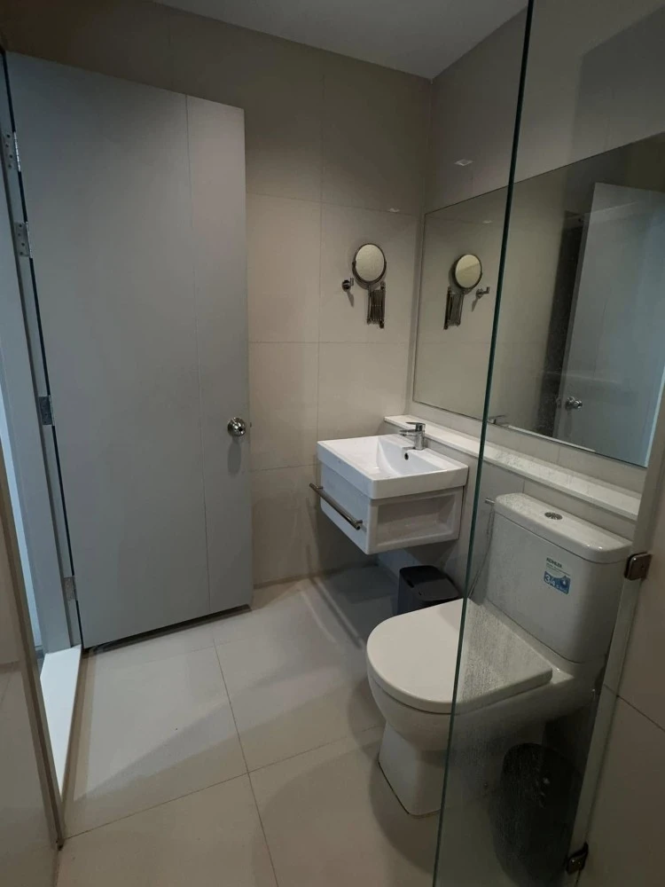 For sale or rent: Life Sukhumvit 62, built-in furniture throughout the room, decorated in cool dark tones, very good condition, ready to move in.
