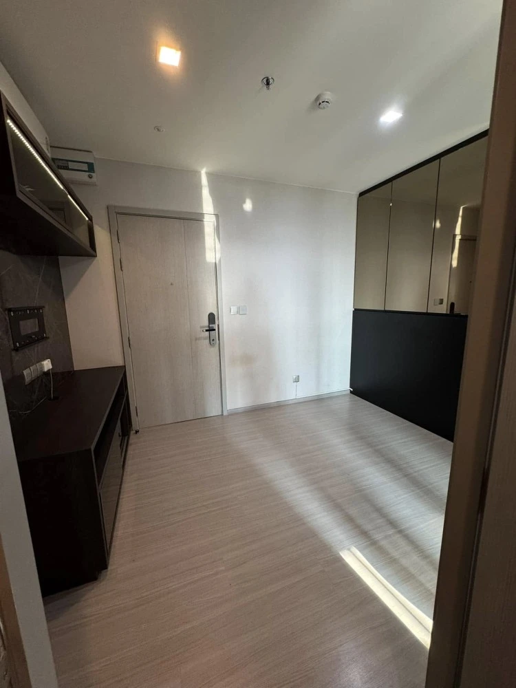 For sale or rent: Life Sukhumvit 62, built-in furniture throughout the room, decorated in cool dark tones, very good condition, ready to move in.