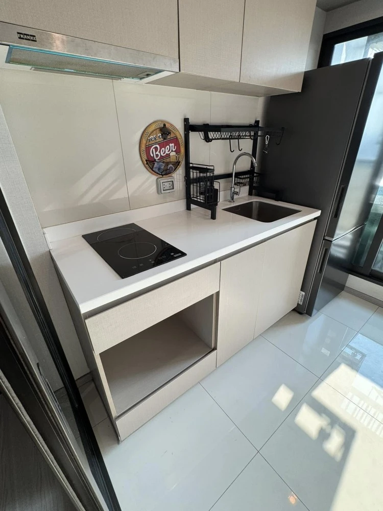 For sale or rent: Life Sukhumvit 62, built-in furniture throughout the room, decorated in cool dark tones, very good condition, ready to move in.