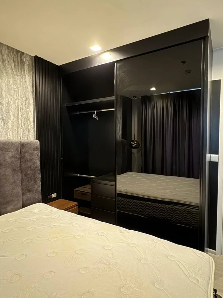 For sale or rent: Life Sukhumvit 62, built-in furniture throughout the room, decorated in cool dark tones, very good condition, ready to move in.
