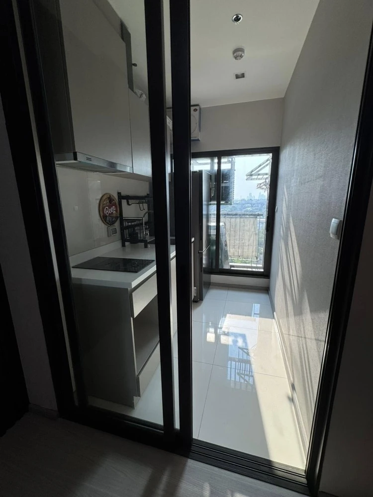 For sale or rent: Life Sukhumvit 62, built-in furniture throughout the room, decorated in cool dark tones, very good condition, ready to move in.