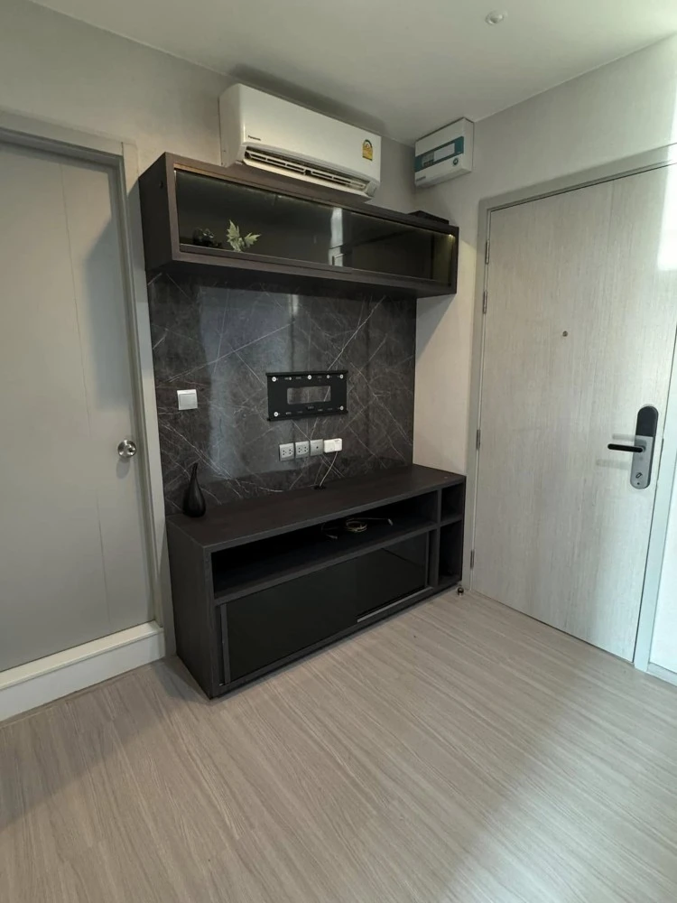 For sale or rent: Life Sukhumvit 62, built-in furniture throughout the room, decorated in cool dark tones, very good condition, ready to move in.