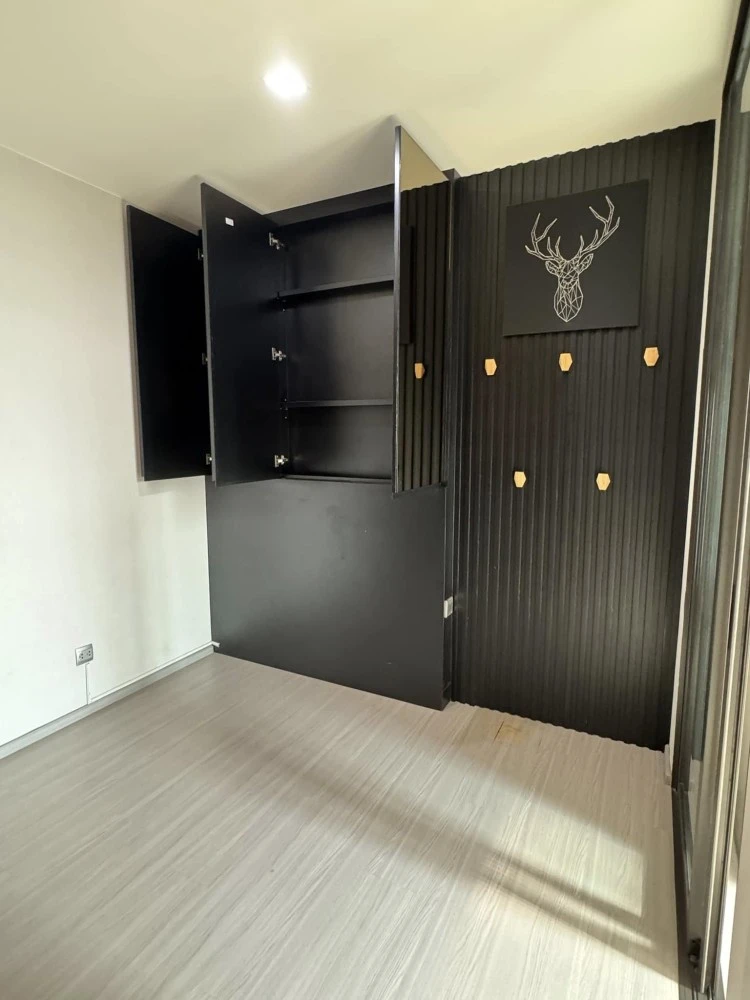 For sale or rent: Life Sukhumvit 62, built-in furniture throughout the room, decorated in cool dark tones, very good condition, ready to move in.