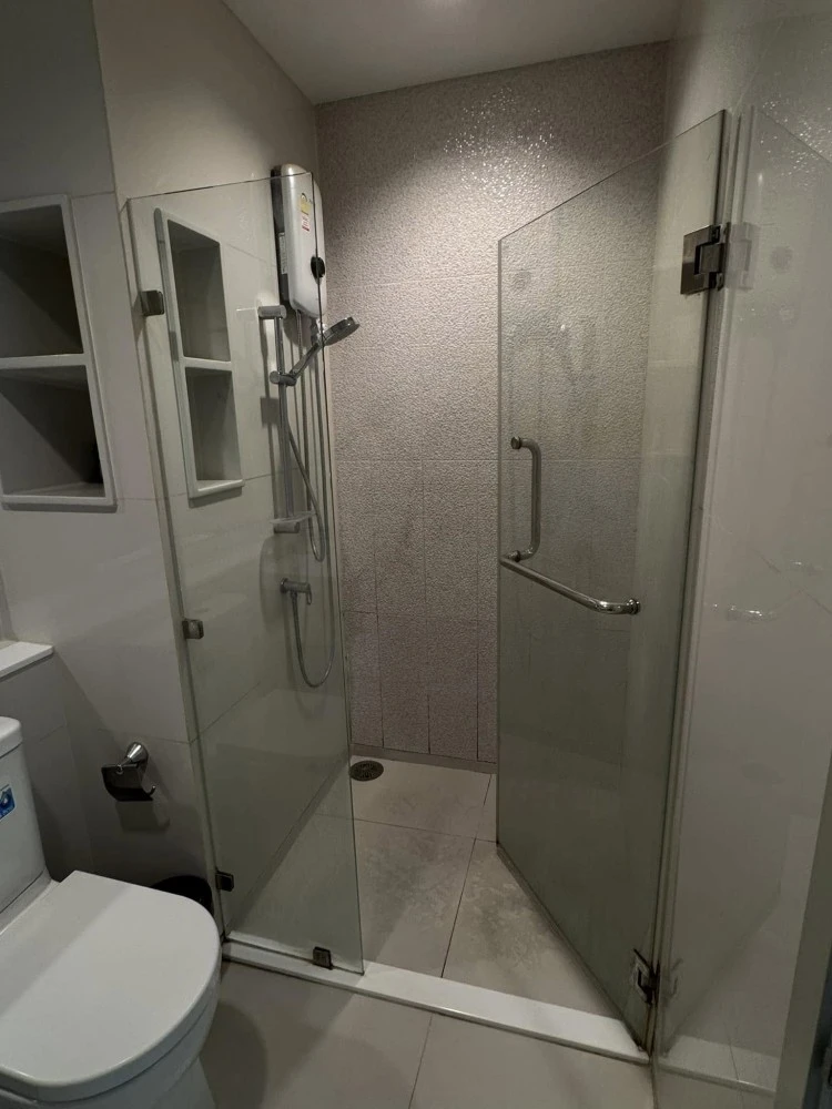 For sale or rent: Life Sukhumvit 62, built-in furniture throughout the room, decorated in cool dark tones, very good condition, ready to move in.