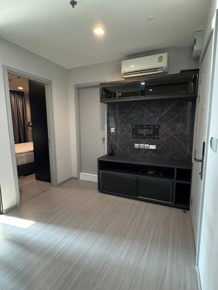 For sale or rent: Life Sukhumvit 62, built-in furniture throughout the room, decorated in cool dark tones, very good condition, ready to move in.