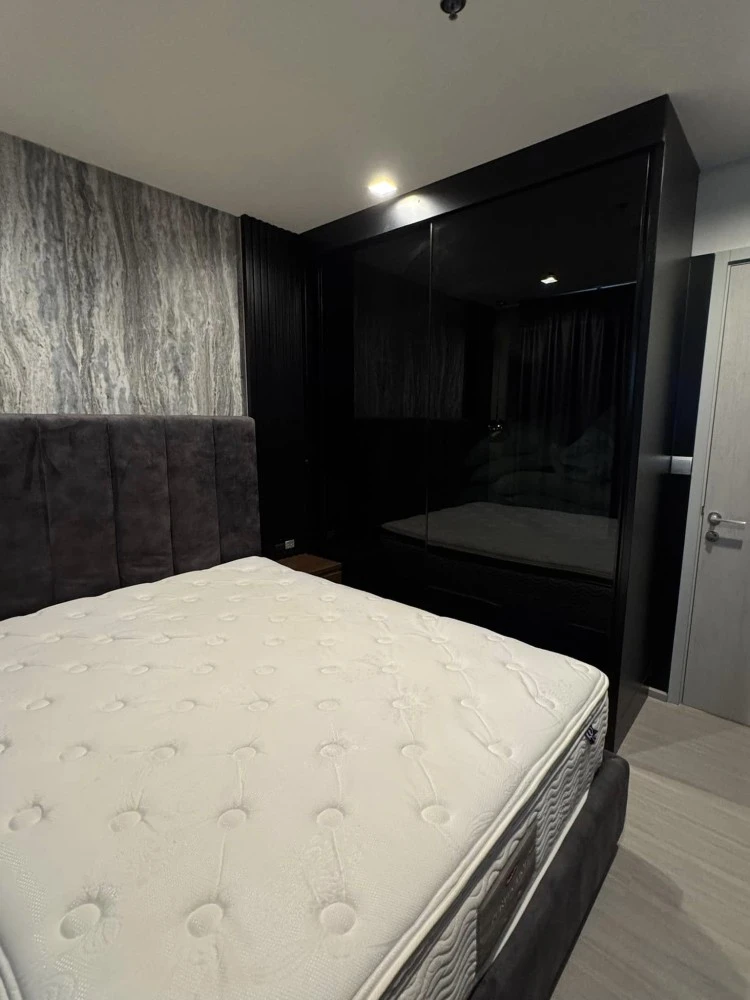 For sale or rent: Life Sukhumvit 62, built-in furniture throughout the room, decorated in cool dark tones, very good condition, ready to move in.