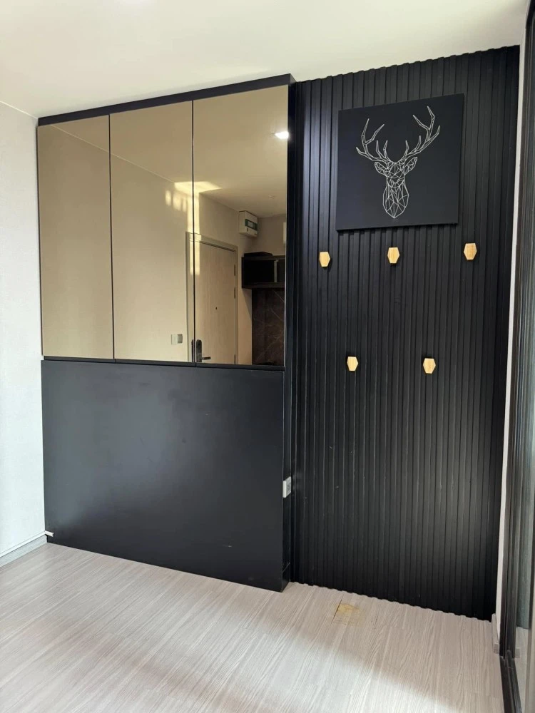 For sale or rent: Life Sukhumvit 62, built-in furniture throughout the room, decorated in cool dark tones, very good condition, ready to move in.