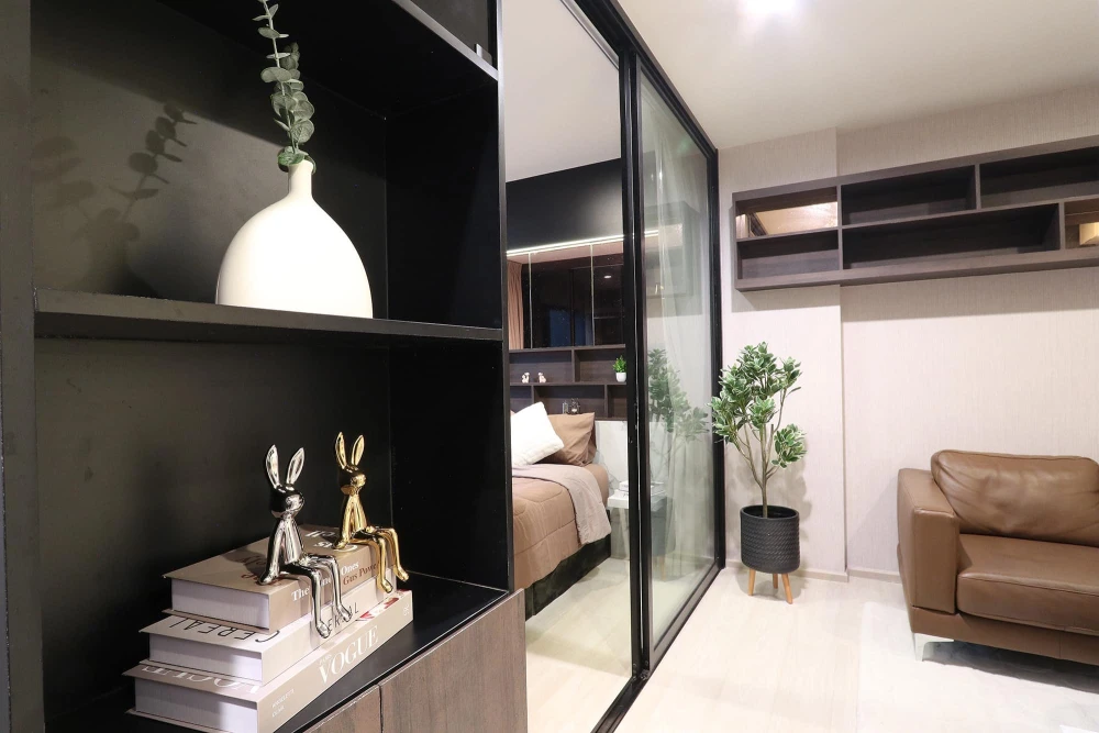 For sale: Life Asoke, fully furnished, built-in, excellent quality + furniture and electrical appliances. You can't miss out on booking it!