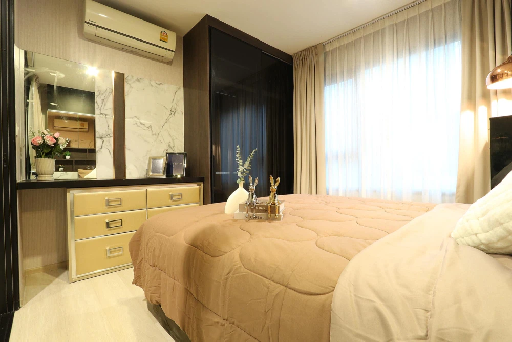 For sale: Life Asoke, fully furnished, built-in, excellent quality + furniture and electrical appliances. You can't miss out on booking it!
