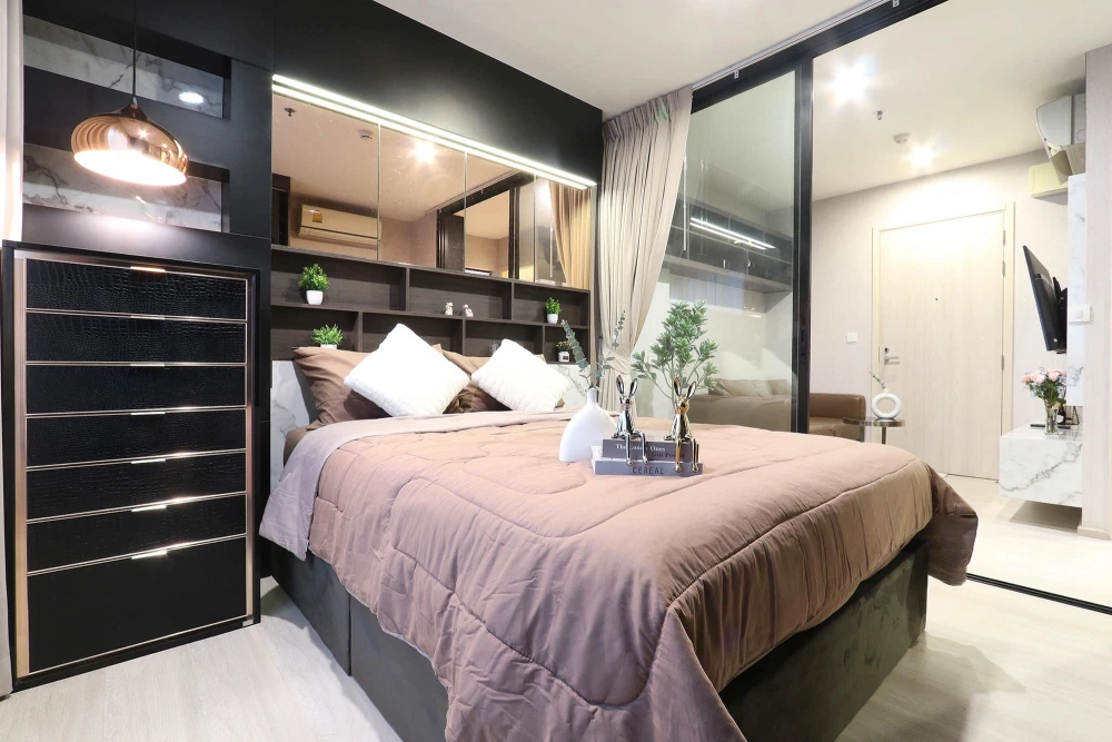 For sale: Life Asoke, fully furnished, built-in, excellent quality + furniture and electrical appliances. You can't miss out on booking it!