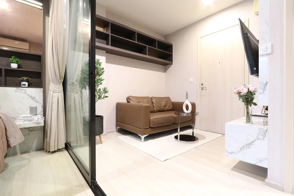 For sale: Life Asoke, fully furnished, built-in, excellent quality + furniture and electrical appliances. You can't miss out on booking it!