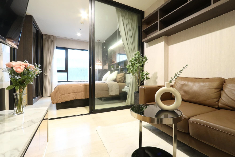 For sale: Life Asoke, fully furnished, built-in, excellent quality + furniture and electrical appliances. You can't miss out on booking it!