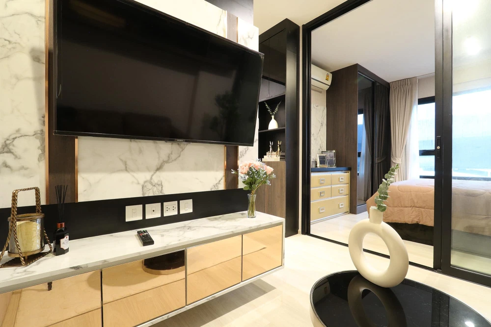 For sale: Life Asoke, fully furnished, built-in, excellent quality + furniture and electrical appliances. You can't miss out on booking it!