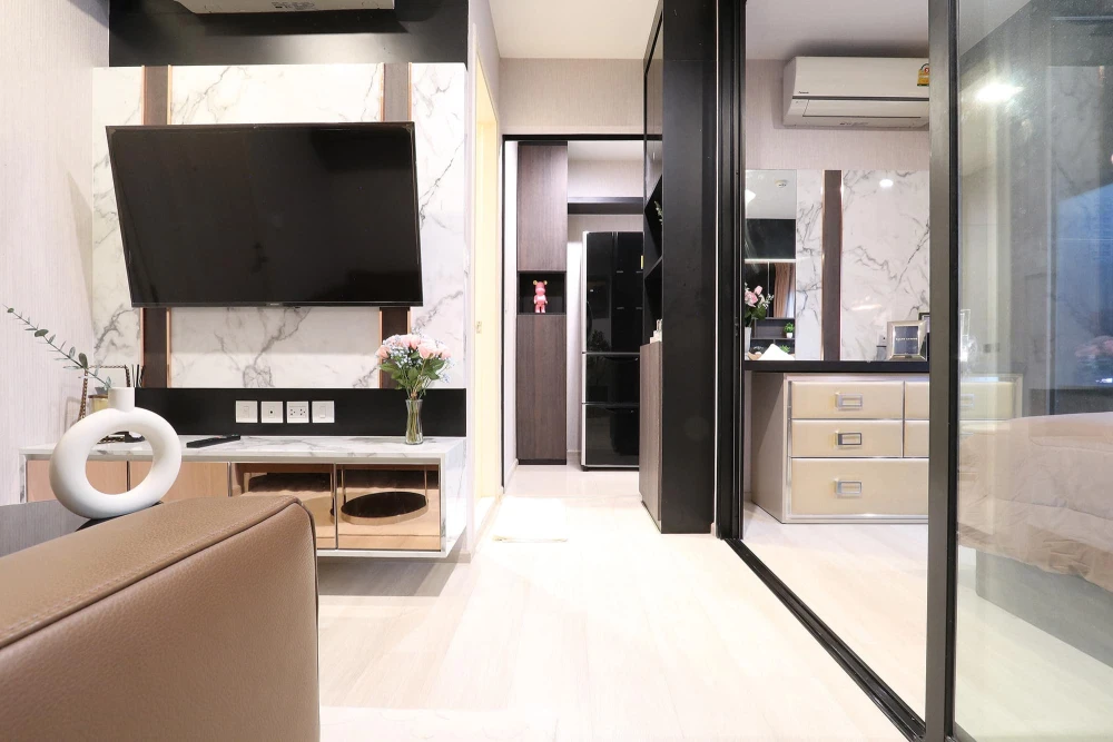 For sale: Life Asoke, fully furnished, built-in, excellent quality + furniture and electrical appliances. You can't miss out on booking it!