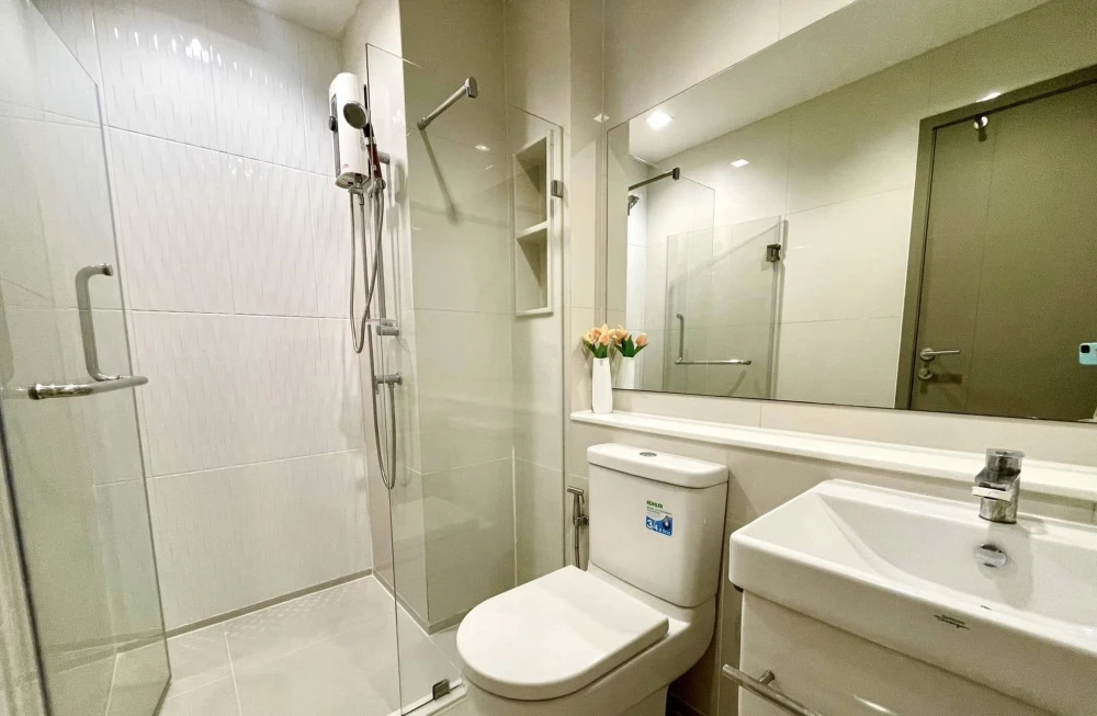 For sale: Life Asoke-Rama 9, spacious room, well-proportioned, fully furnished, you can own it today.