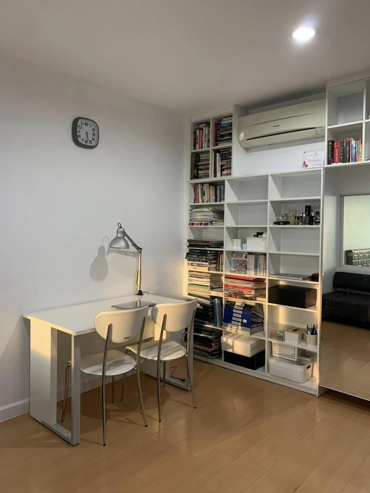 For sale: Life @ Ratchada-Huai Khwang, area 40 sq m., plenty of usable space, built-in furniture in the living room area, hurry up and grab it.