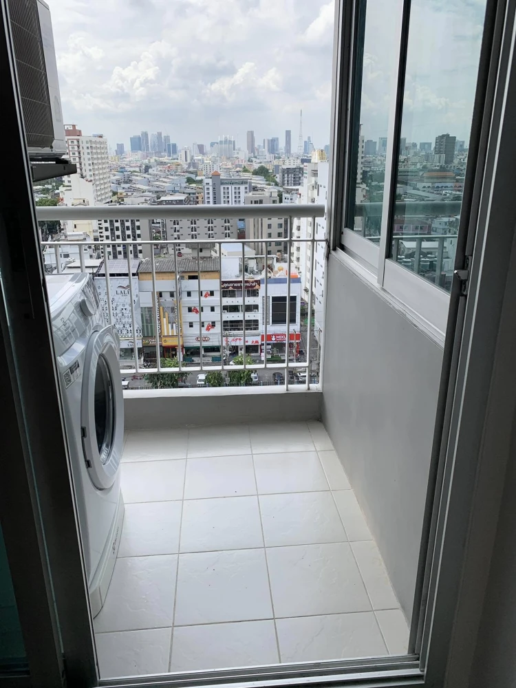 For sale: Life @ Ratchada-Huai Khwang, area 40 sq m., plenty of usable space, built-in furniture in the living room area, hurry up and grab it.