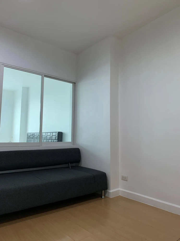 For sale: Life @ Ratchada-Huai Khwang, area 40 sq m., plenty of usable space, built-in furniture in the living room area, hurry up and grab it.