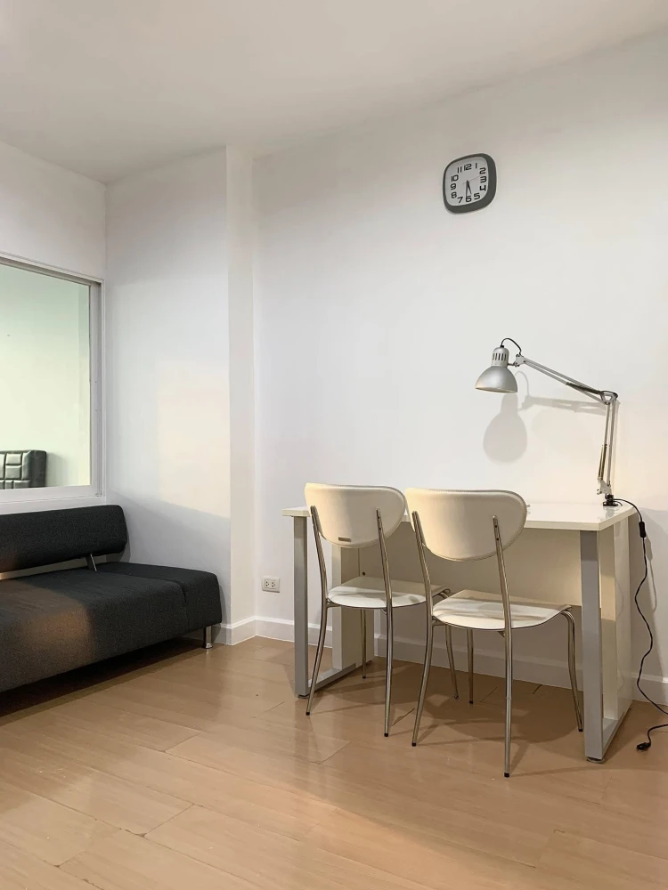 For sale: Life @ Ratchada-Huai Khwang, area 40 sq m., plenty of usable space, built-in furniture in the living room area, hurry up and grab it.