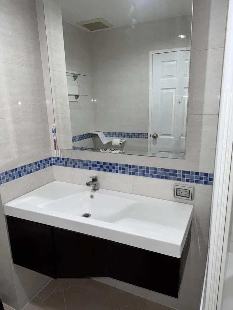 For sale: Life @ Ratchada-Huai Khwang, area 40 sq m., plenty of usable space, built-in furniture in the living room area, hurry up and grab it.
