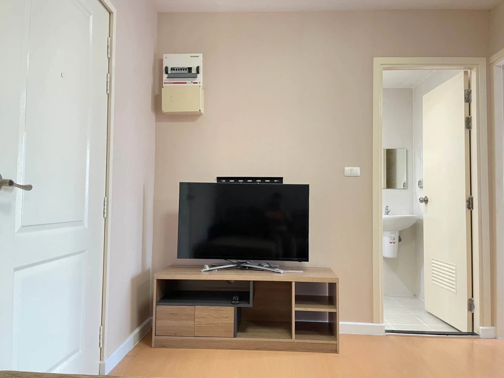 Selling iCondo Ngamwongwan. The bedroom has gorgeous wallpaper and comes fully furnished. Just bring your belongings and move in!