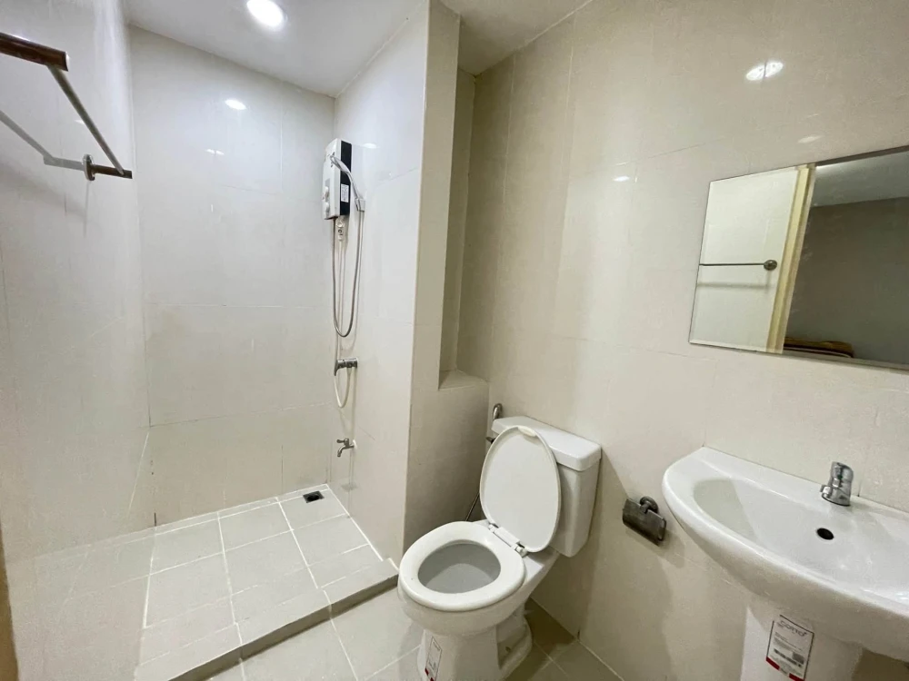 Selling iCondo Ngamwongwan. The bedroom has gorgeous wallpaper and comes fully furnished. Just bring your belongings and move in!