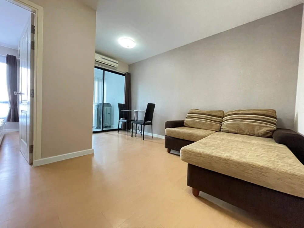 Selling iCondo Ngamwongwan. The bedroom has gorgeous wallpaper and comes fully furnished. Just bring your belongings and move in!