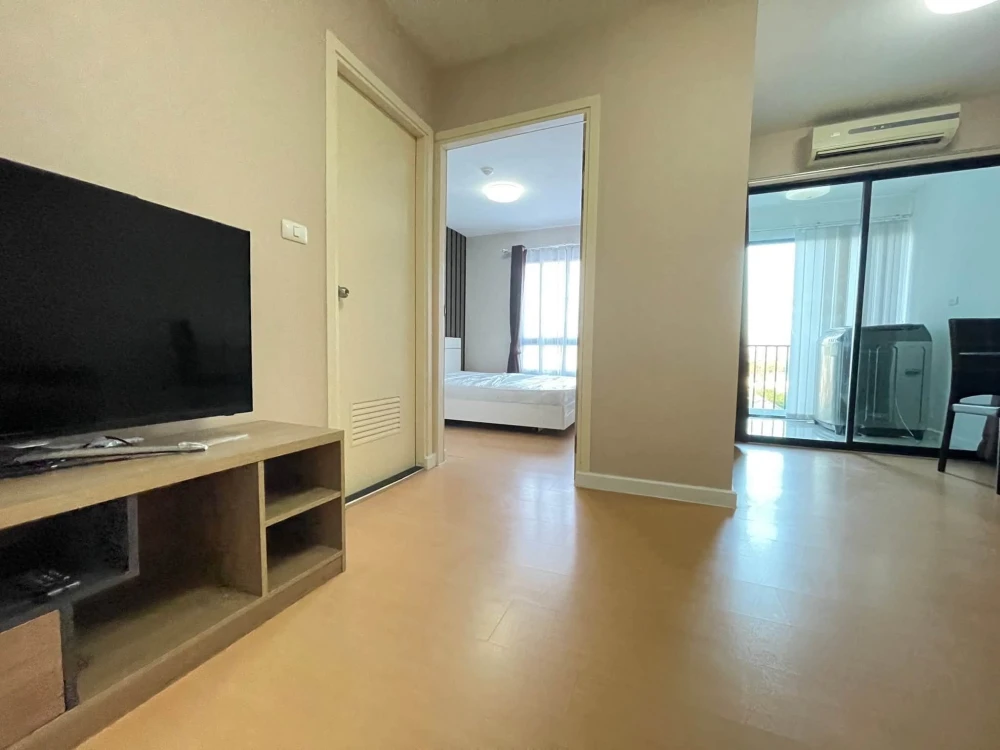 Selling iCondo Ngamwongwan. The bedroom has gorgeous wallpaper and comes fully furnished. Just bring your belongings and move in!