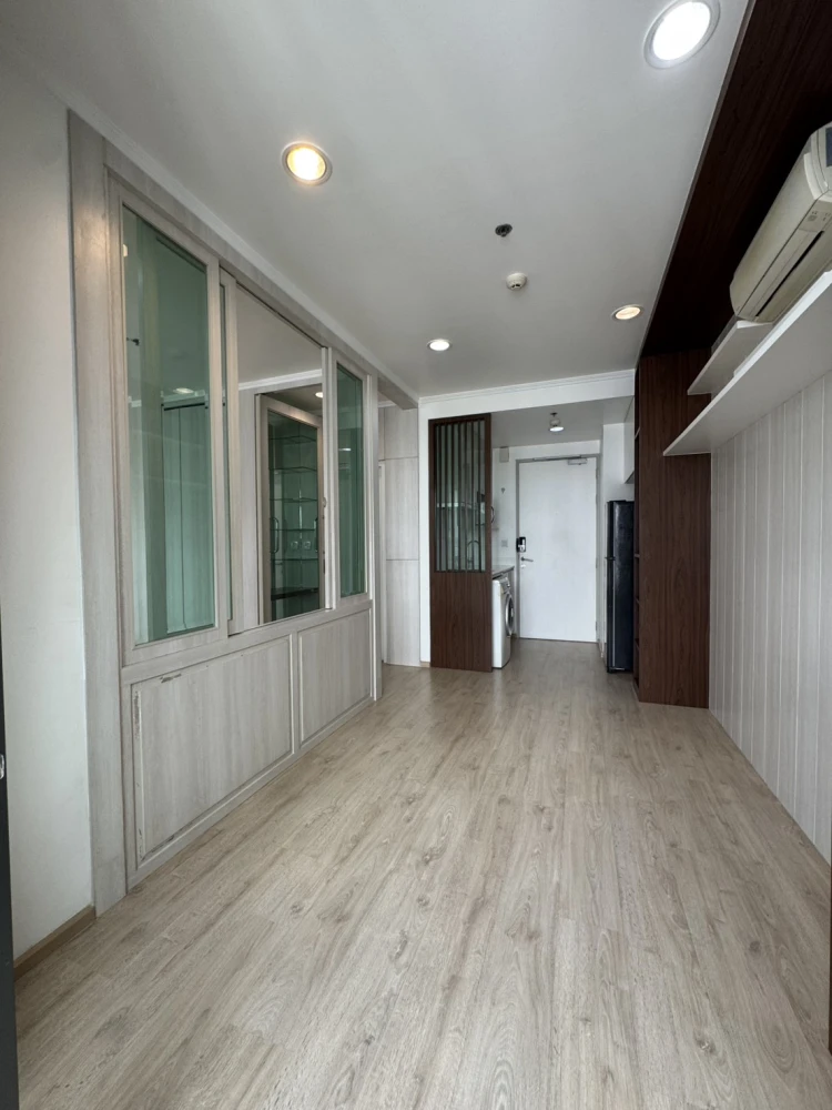 For sale: Ideo Q Ratchawithi, 29th floor, city view, spacious room, comfortable living. Interested? Hurry and reserve now!