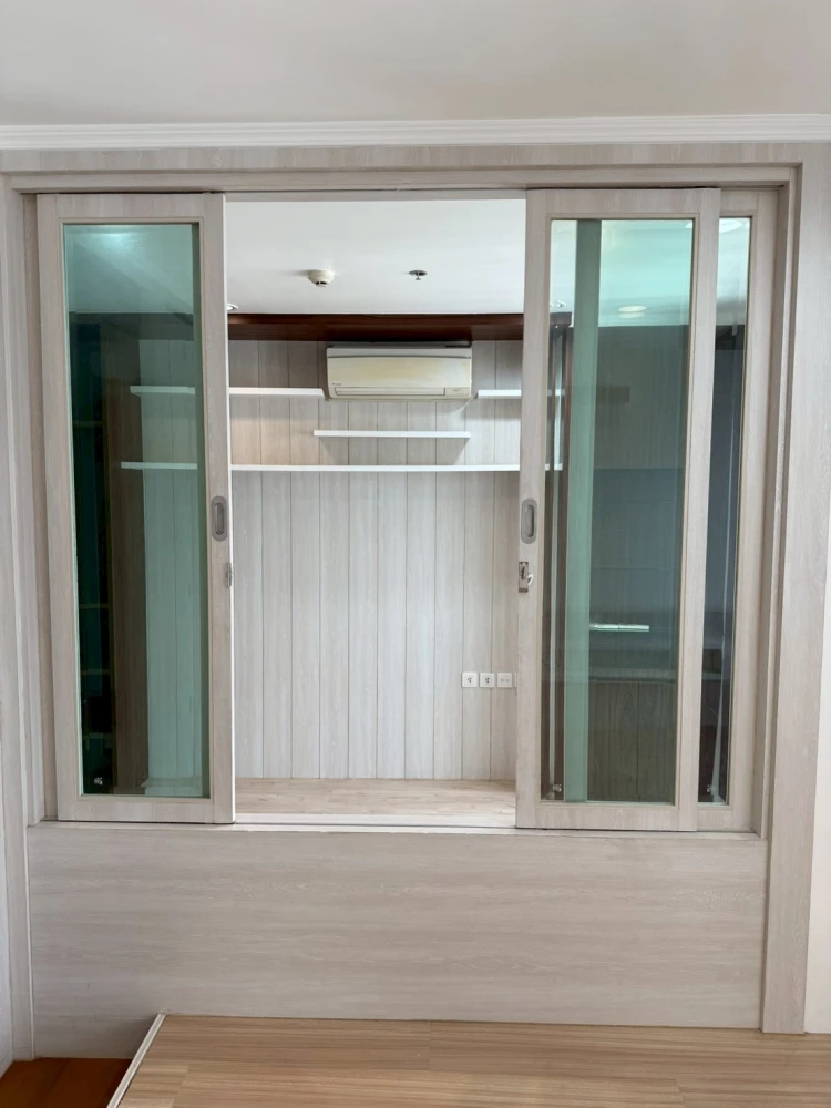 For sale: Ideo Q Ratchawithi, 29th floor, city view, spacious room, comfortable living. Interested? Hurry and reserve now!