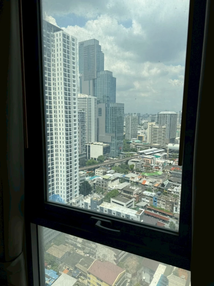 For sale: Ideo Q Ratchawithi, 29th floor, city view, spacious room, comfortable living. Interested? Hurry and reserve now!