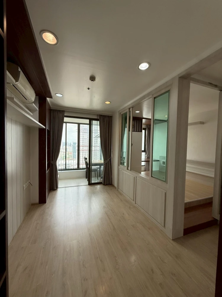 For sale: Ideo Q Ratchawithi, 29th floor, city view, spacious room, comfortable living. Interested? Hurry and reserve now!