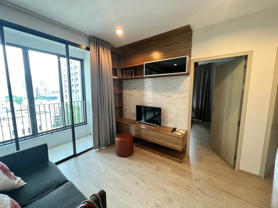 For sale: Ideo Q Ratchawithi, large sized room, 2 bedrooms, facing north, not hot, no tall buildings blocking the view, fully furnished with built-in