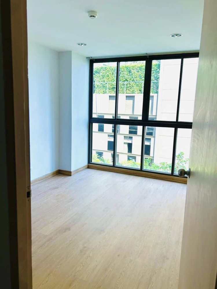 For sale: Ideo Blue Cove Sathorn, 4th floor, Building A, beautiful room with built-in furniture, lots of storage cabinets. You have to get it now!