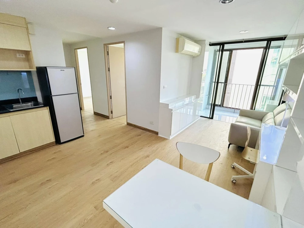 For sale: Ideo Blue Cove Sathorn, 4th floor, Building A, beautiful room with built-in furniture, lots of storage cabinets. You have to get it now!