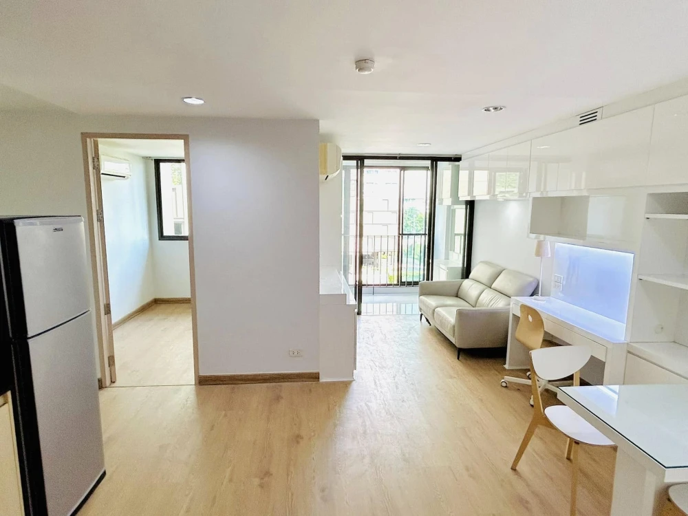 For sale: Ideo Blue Cove Sathorn, 4th floor, Building A, beautiful room with built-in furniture, lots of storage cabinets. You have to get it now!