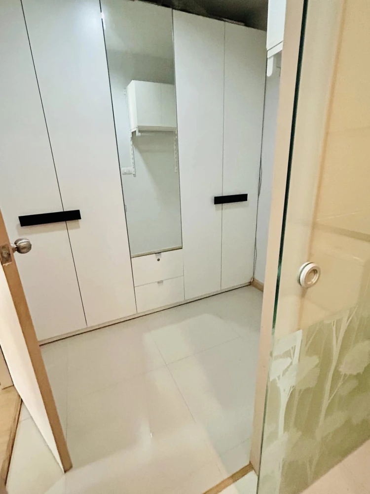 For sale: Ideo Blue Cove Sathorn, 4th floor, Building A, beautiful room with built-in furniture, lots of storage cabinets. You have to get it now!